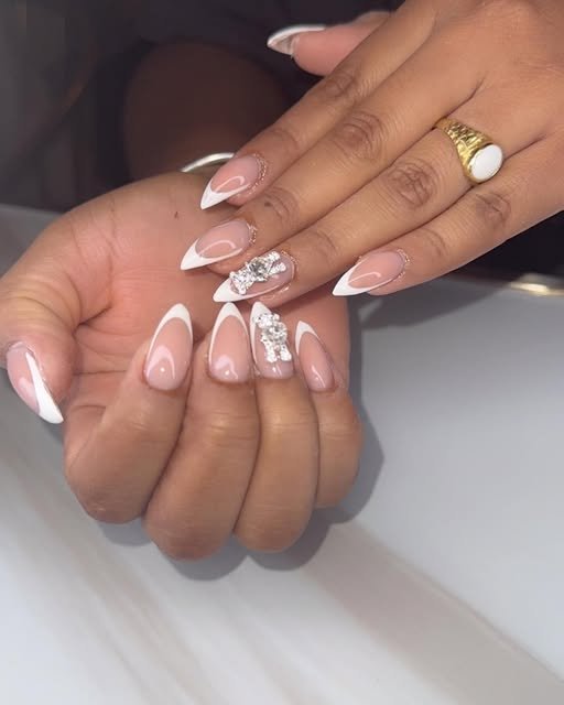 French nagels met glinsterende steentjes als accent