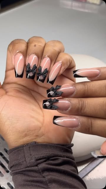 Lange nagels met zwarte nail art en french details