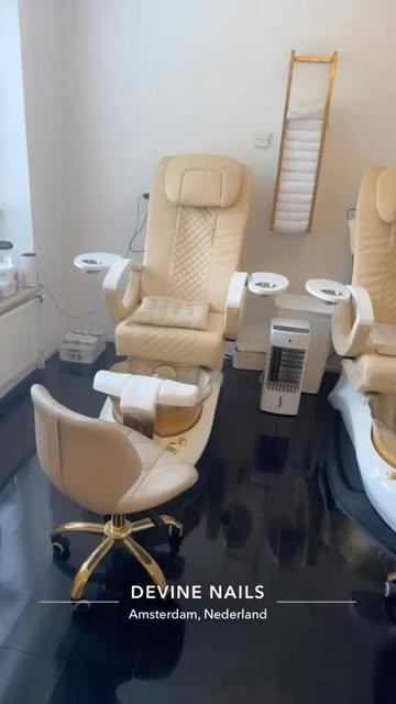Interieur van Devine Nails met crèmekleurige pedicurestoelen en gouden details