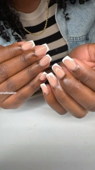 Korte nagels met een strakke witte french