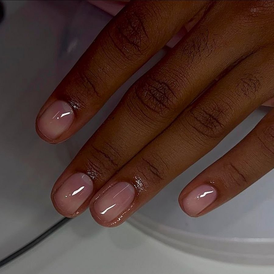 Korte, natuurlijke BIAB-nagels in een zachte nudetint