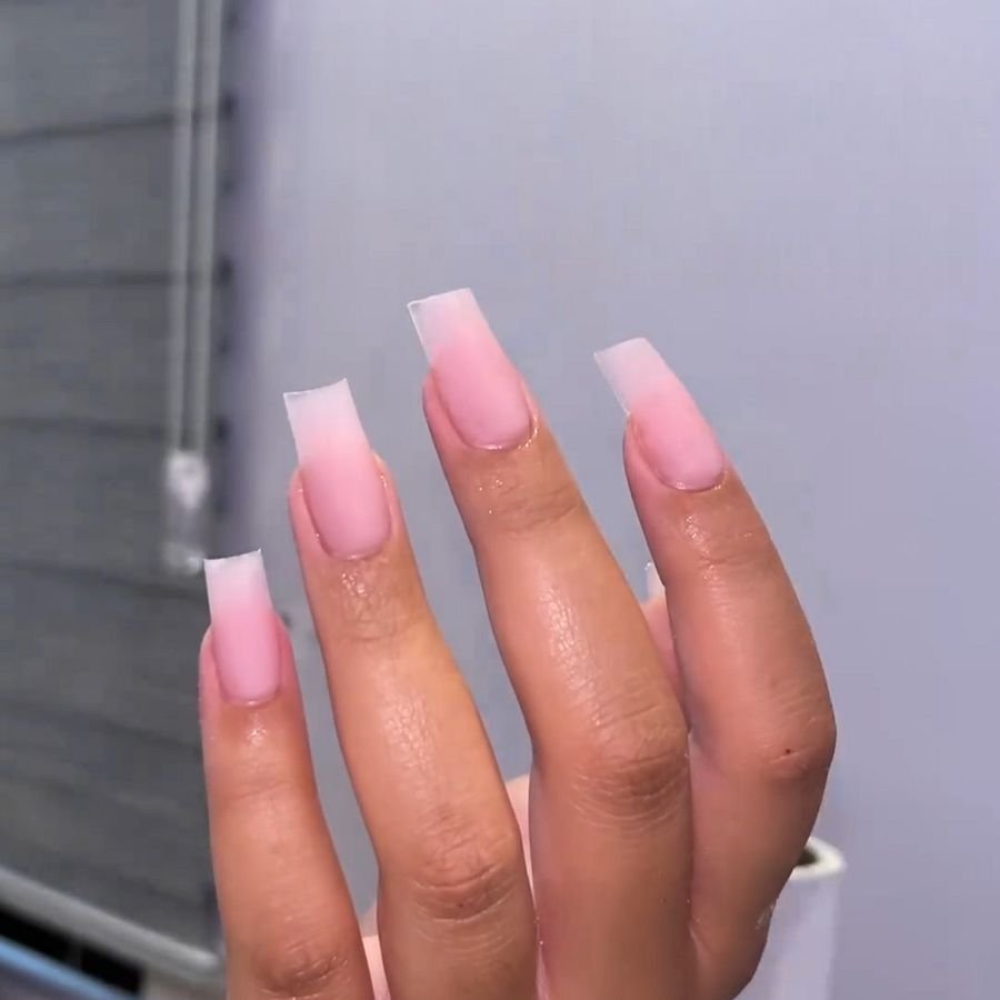 Roze nagels met een zachte witte babyboomer-overloop