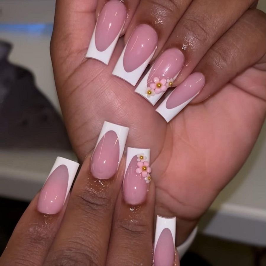 Roze nagels met witte french tips en bloemendetails