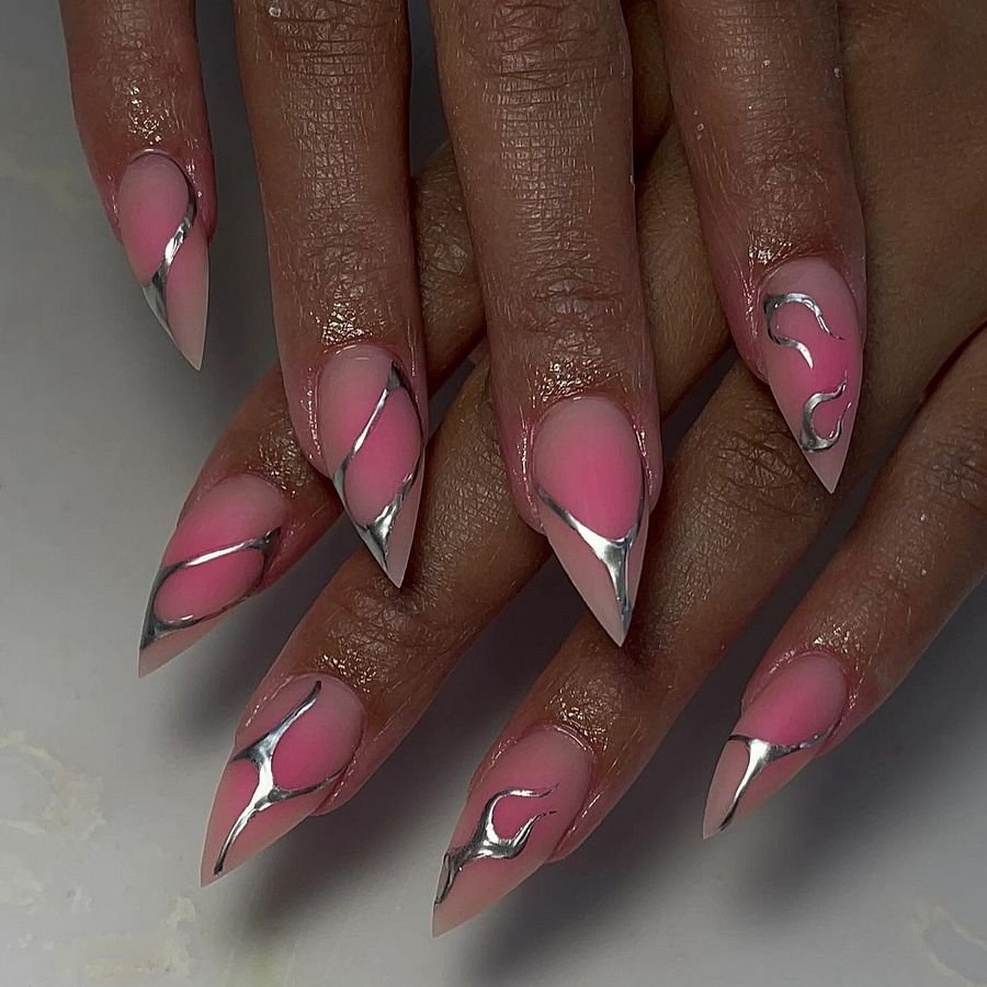 Roze stiletto-nagels met zilveren chrome lijnen