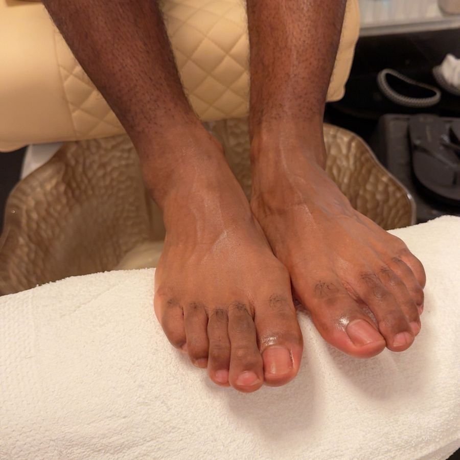 Verzorgde voeten na een pedicure in de pedicurestoel