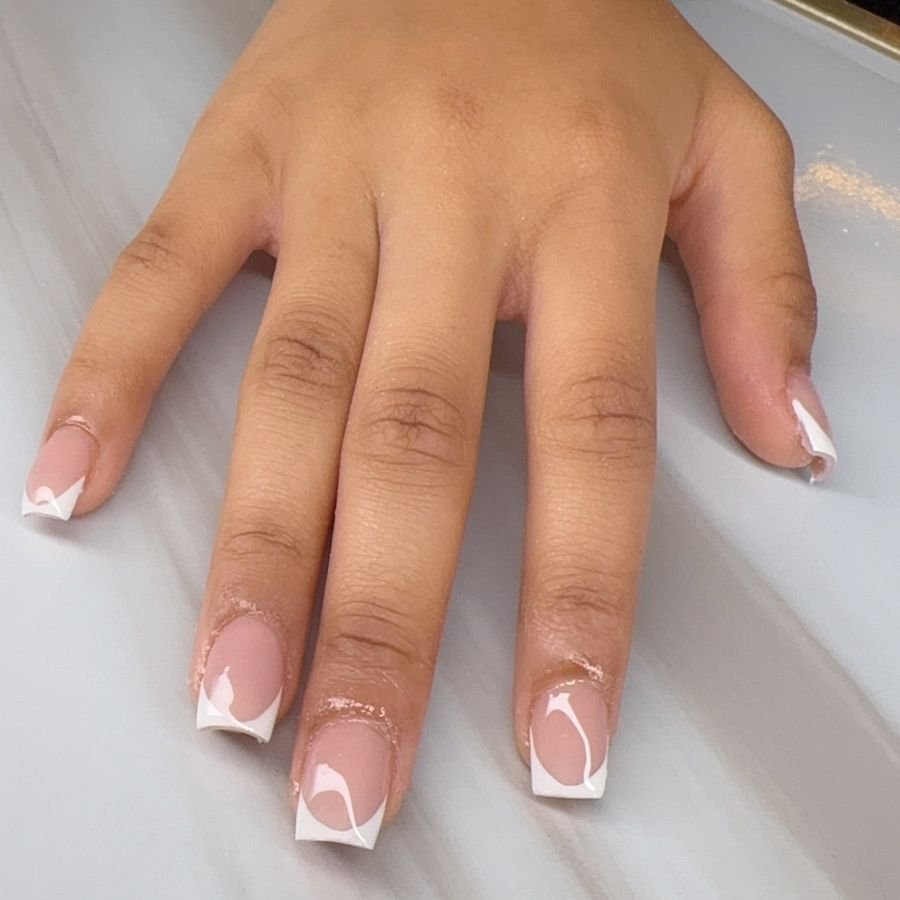 Verzorgde handen met nude nagels en witte french-lijnen