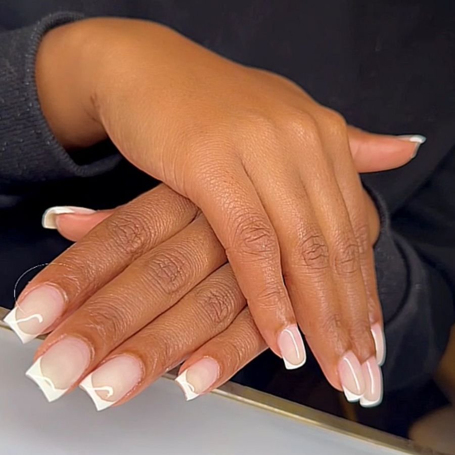 Lange vierkante nagels met een klassieke witte french
