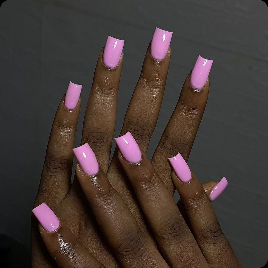 Vierkante nagels met glanzende lila gellak